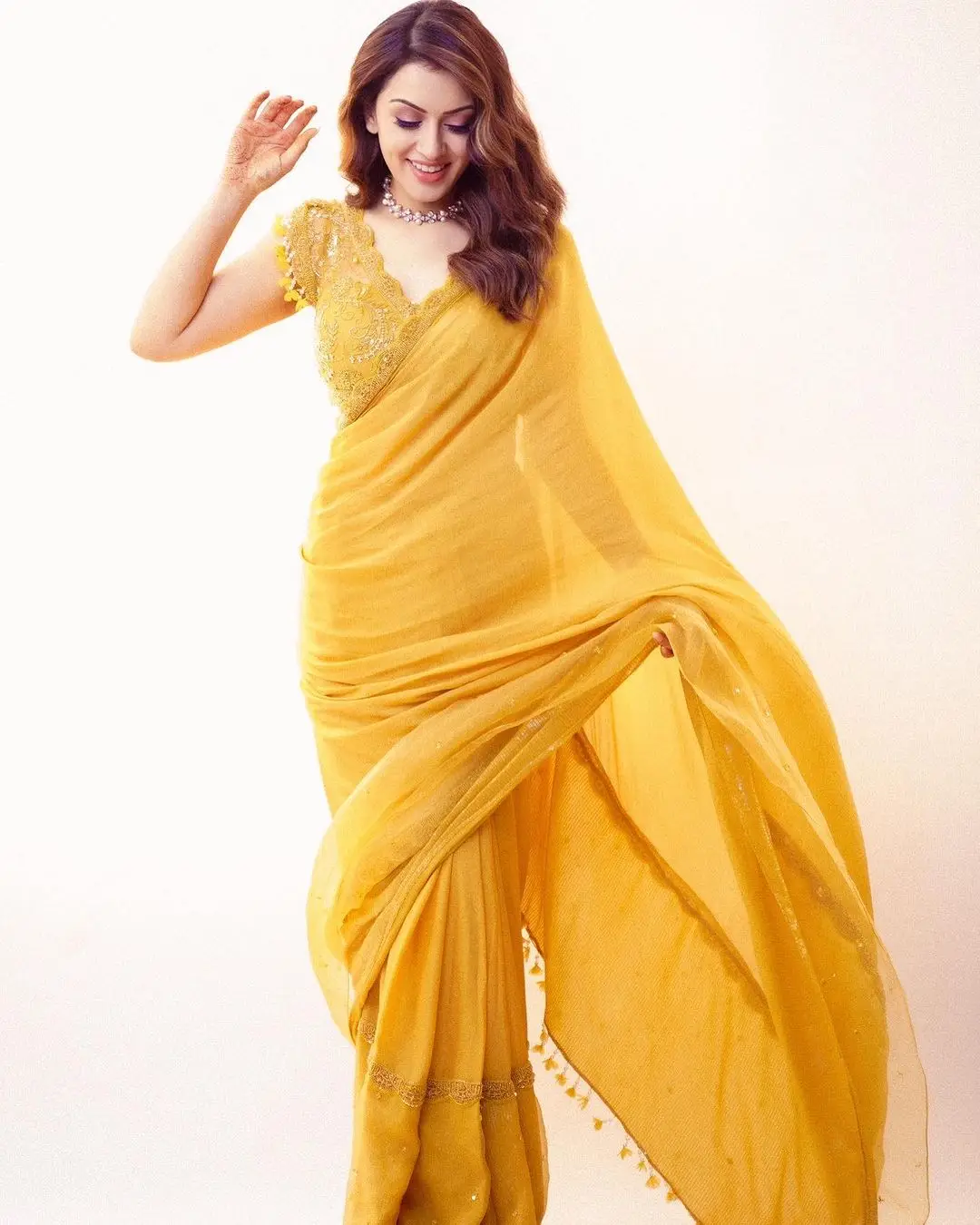 INDIAN GIRL HANSIKA MOTWANI STILLS IN YELLOW COLOR SAREE 7